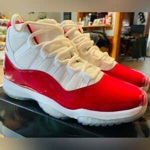Jordan 11 Retro Cherry
(2022)-11M/12.5W-Pre-Owned.Like New
Original Box. 🔥 shoe.